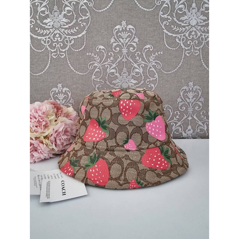 หมวกบักเก็ต-coach-signature-wild-strawberry-print-bucket-hat-size-xs-s-ลายซีสีน้ำตาล-พิมพ์ลายสตรอเบอรี่สีแดง