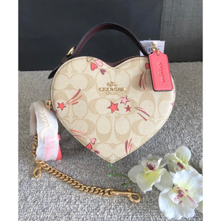 (ผ่อน0%) กระเป๋าสะพายข้าง รูปหัวใจ ลายซีสีครีม ลายดาว หัวใจ 6 นิ้ว Coach Heart Crossbody In Signature Canvas With CK523