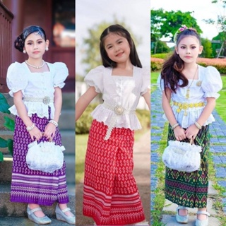 Kc // ชุดไทยเด็กหญิง ชุดไทยเสื้อแขนตุ๊กตา.. ชายเสื้อระบาย... กระดุมปั้มเลิศหรู+ผ้าถุงสีสวยงดงามอย่างไทย สวยงามวิจิตรมาก