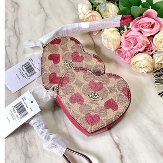 • งาน shop Coach Heart Wristlet In Signature Canvas With Heart Print