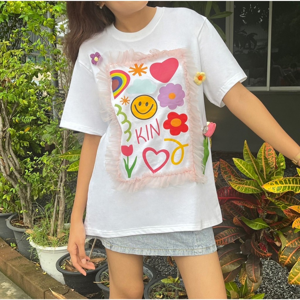 สินค้าพร้อมส่ง-เสื้อผ้านำเข้าจากเกาหลี-แบรนด์-zitong-ลายดอกไม้รูปยิ้ม-สีขาว-แฟชั่นคอกลม-รหัสay05