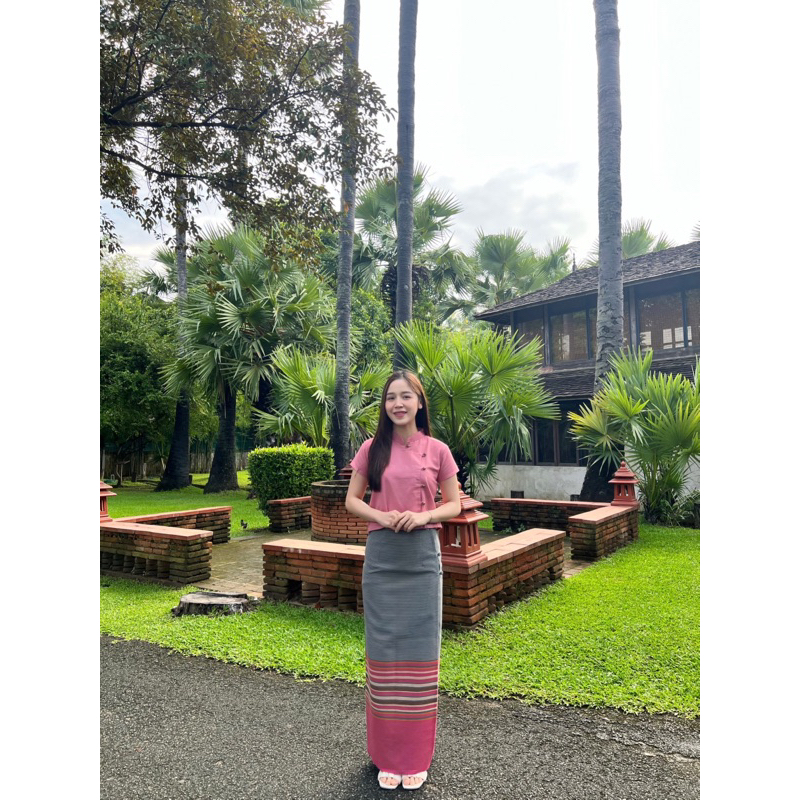 ชุดพื้นเมืองล้านนา สีชมพูกลีบบัว เสื้อผ้าฝ้ายคอจีน+ผ้าถุงทออัดกาว ใส่สบาย 5ไซส์ มุมมองที่ 3