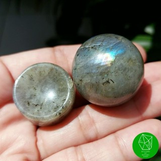 หินลาบราโดไรต์ทรงกลมพร้อมฐานวาง(Labradorite)