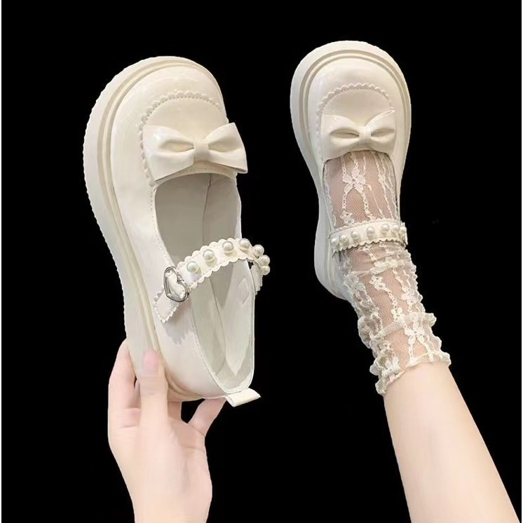 ภาพหน้าปกสินค้าสินค้าใหม่  ‍ ‍ สีขาวย้อนยุคสไตล์อังกฤษแมรี่เจนรองเท้าหนังขนาดเล็กหญิง 2021 โบว์มุกคำนางฟ้ากับรองเท้าแพลตฟอร์ม