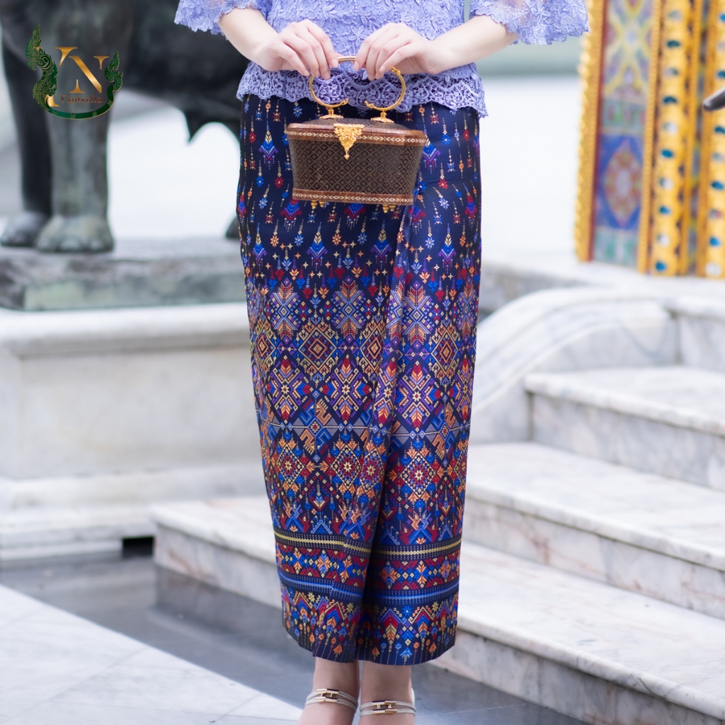 ชุดไทยลูกไม้พรีเมี่ยม ผ้าไหมแพรวาลายกาฬสินธุ์ ม่วง งานช่าง 20 ปี ดูผอม พร้อมส่ง มุมมองที่ 5
