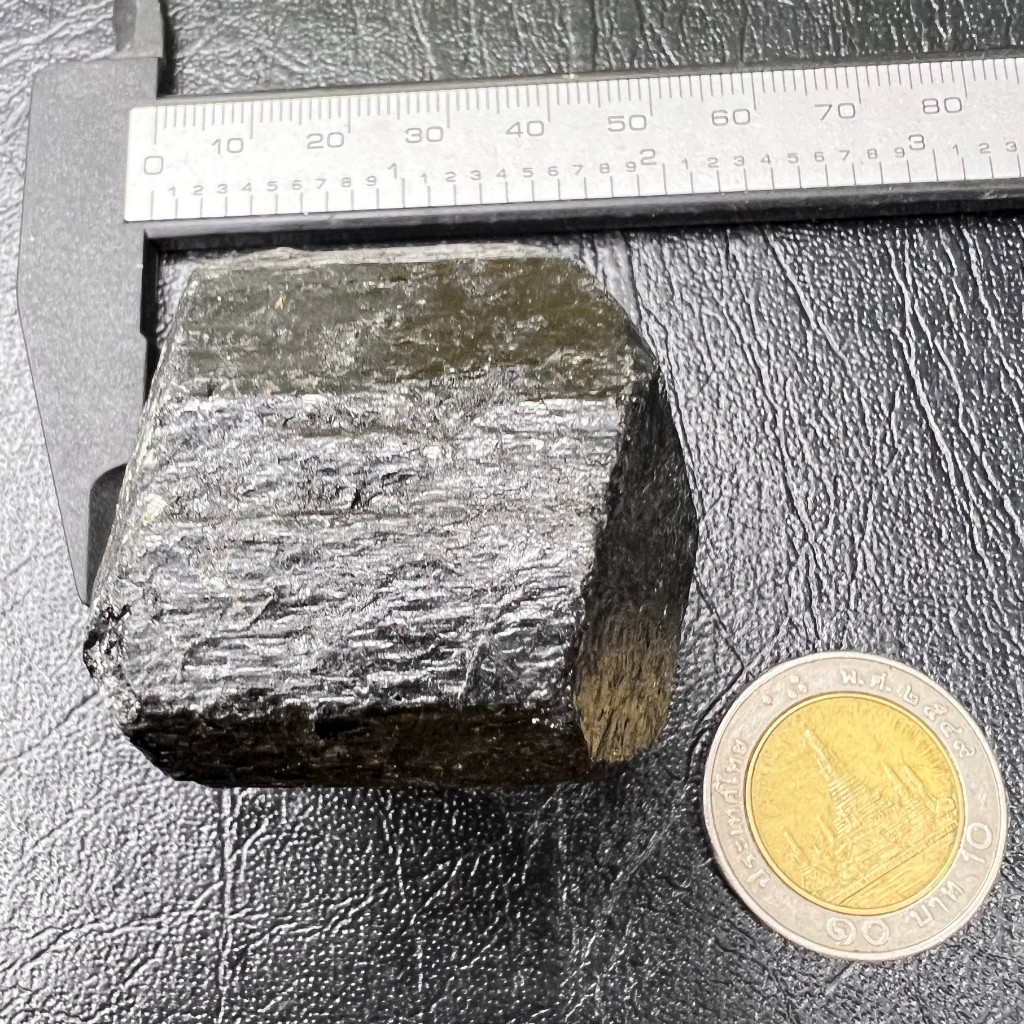 Black pyroxene 131 กรัม (นิลเสี้ยน) ก้อนดิบจากธรรมชาติ หินสะสม หินหายาก ...