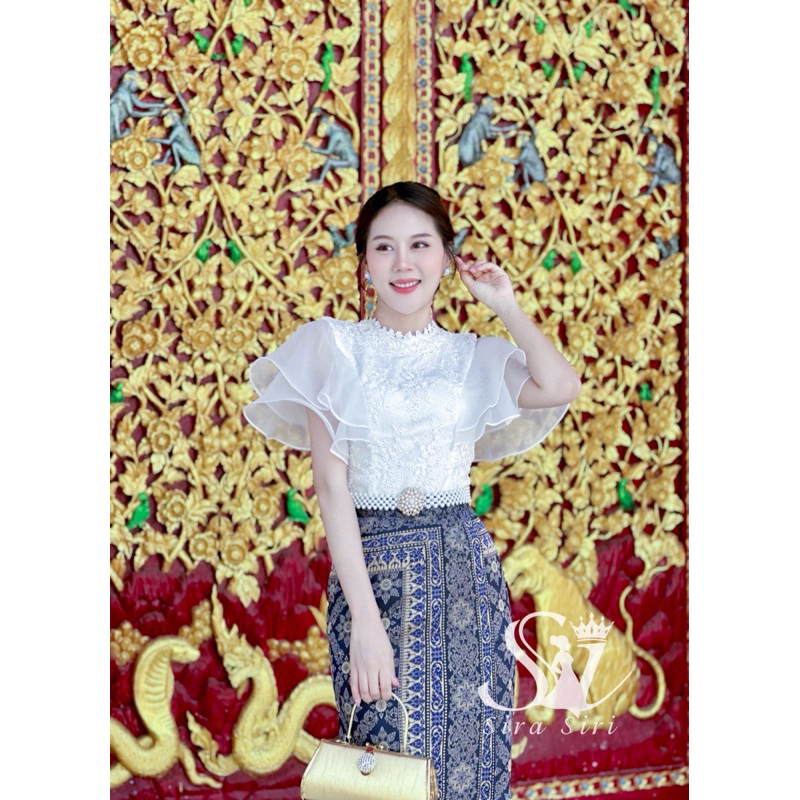 ชุดไทยลูกไม้ใยบวบเกาหลีแขนระบาย 2 ชั้น Sira Siri ใส่สบายไม่คัน พร้อมผ้าถุงสำเร็จรูป มุมมองที่ 3