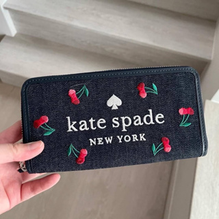 (ผ่เน0%) กระเป๋าสตางค์ใบยาว ซิปรอบ ผ้ายีนส์ ลายเชอรี่ Kate spade jeans cherry wallet zip