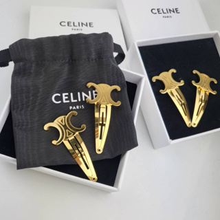 กิ๊บติดผม แบรนด์ Celine รุ่น Triomphe Snap Hair Clips In Brass ผลิตจากทองเหลืองตกแต่งสีทองและสตีล สีทอง