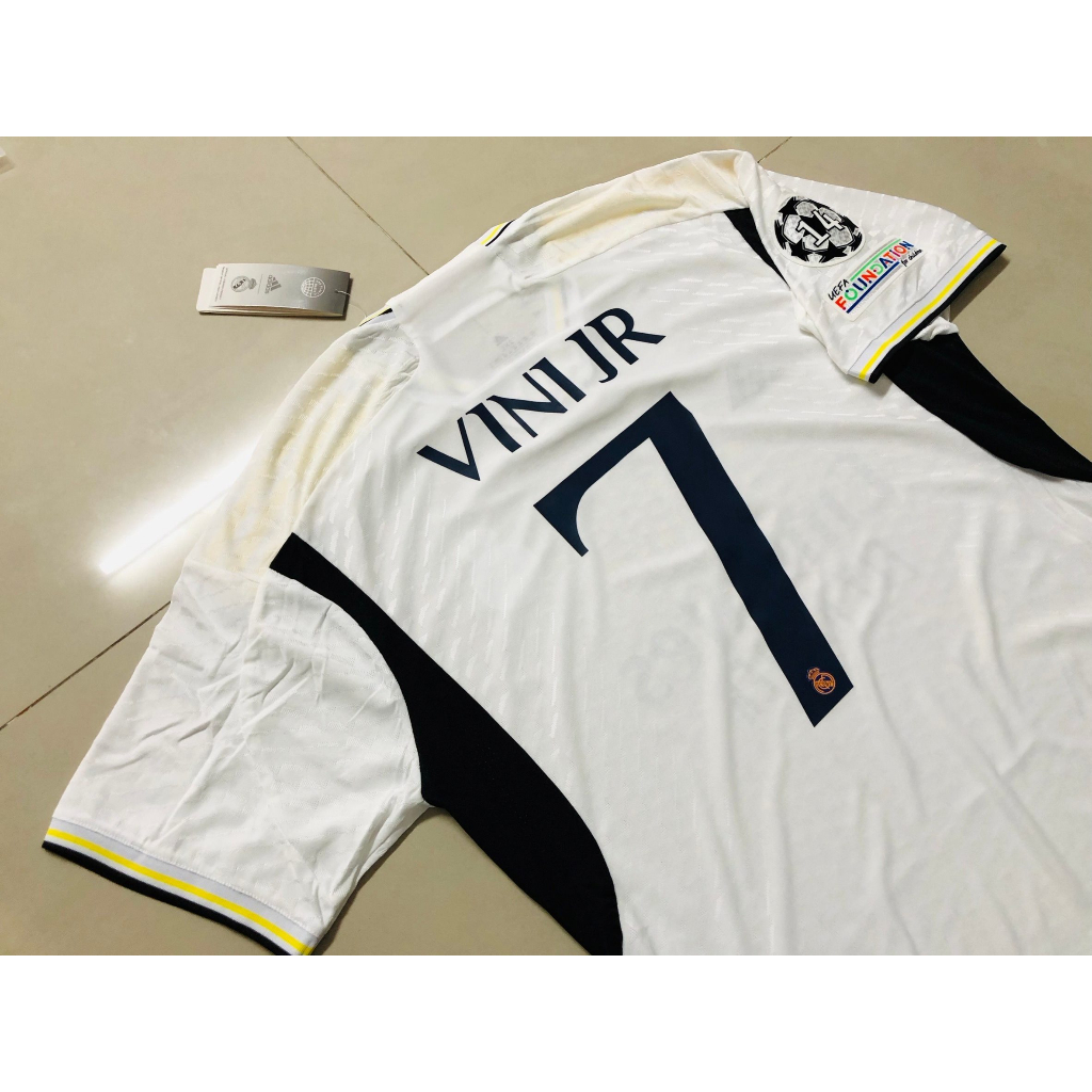 player-เสื้อฟุตบอล-ทีมรีลมาดริดเหย้า-ปี-2023-2024-vini-jr-7-อามลูกบอล14-uefafoundation