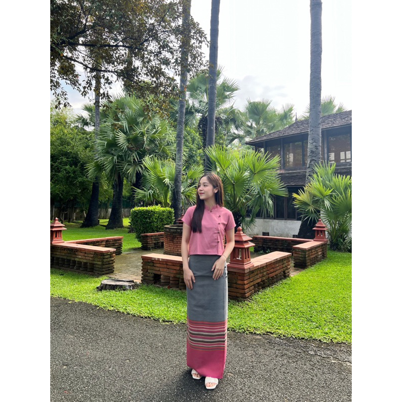 ชุดพื้นเมืองล้านนา สีชมพูกลีบบัว เสื้อผ้าฝ้ายคอจีน+ผ้าถุงทออัดกาว ใส่สบาย 5ไซส์ มุมมองที่ 5
