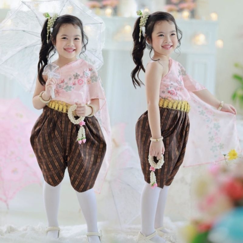 ชุดไทยเด็กแม่ชบา สไบสำเร็จลายดอก ผ้าไหมอิตาลี่ นุ่มไม่ร้อน พร้อมส่ง มุมมองที่ 2