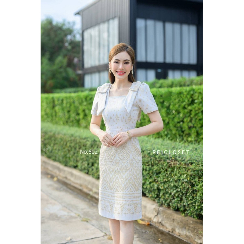 เดรสผ้าไทยแพรวา สีงาช้าง งานบวช ชุดสุภาพ แต่งโบว์ไหล่ ผ่าหลัง ทรงสวยเป๊ะ มุมมองที่ 5