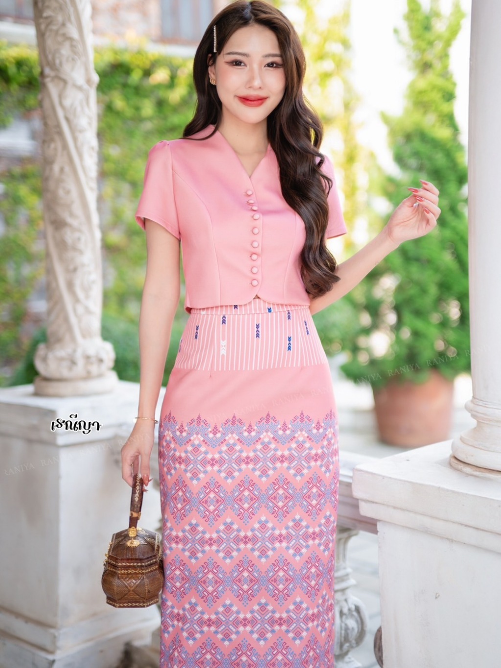 RANIYA เซ็ทเสื้อคอวี+กระโปรงยาว ผ้านุ่ม พิมพ์ลาย สวยหรู พรางพุง สีครีม-ชมพู ไซส์ S-4XL มุมมองที่ 5