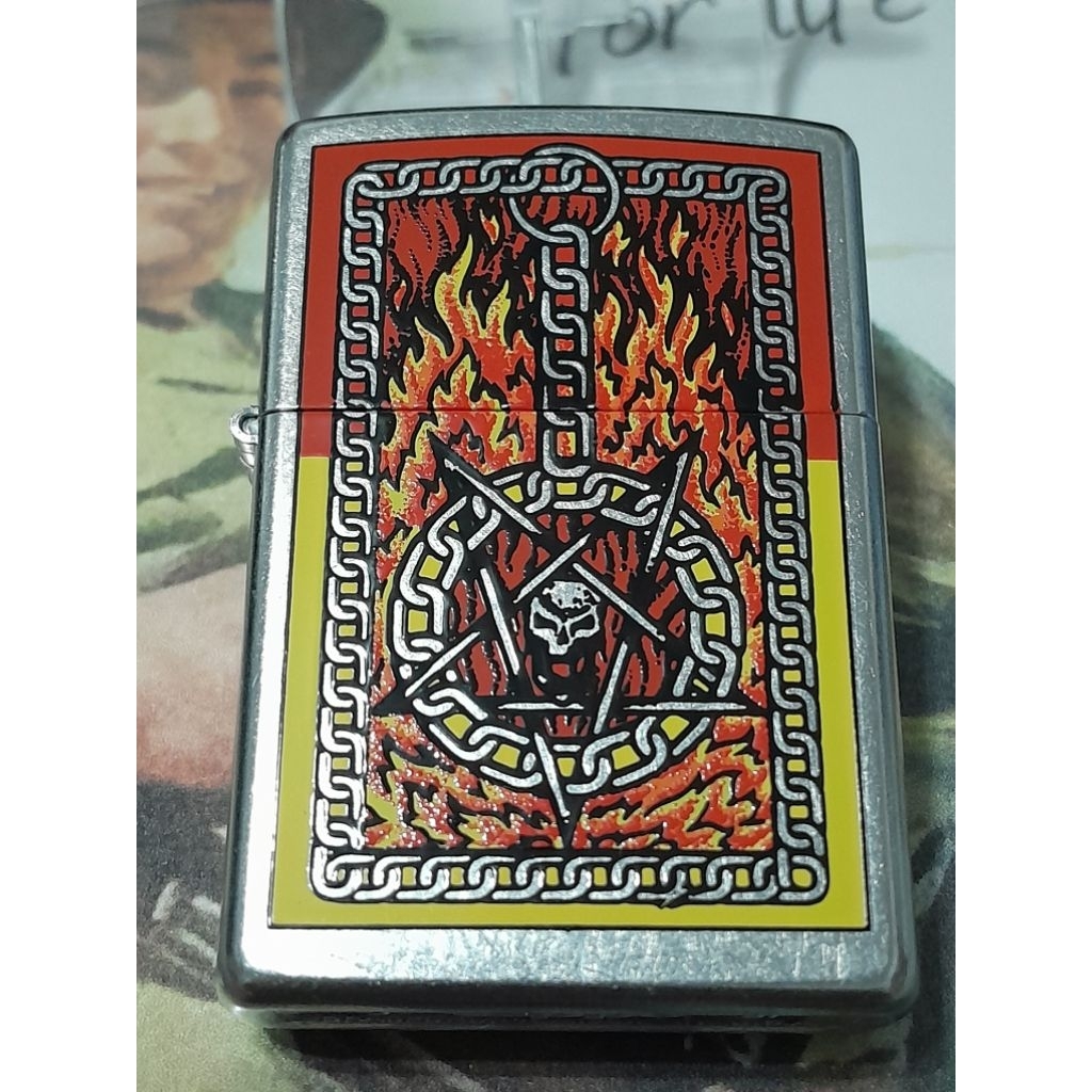 zippo 24265 burning chains ผลิตปี 2007 สีเงินผิวโครเมี่ยม ลายแบบสกรีน ...