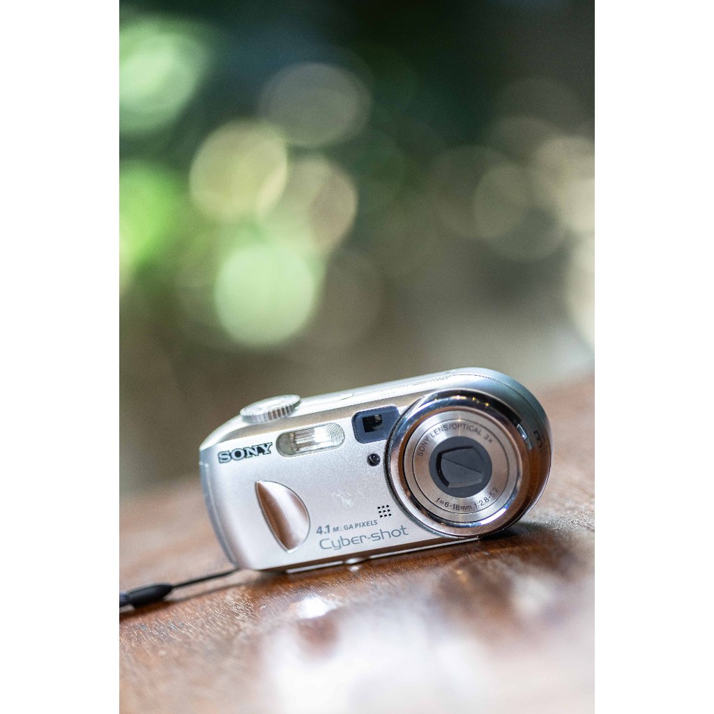 📷 Sony Cyber-shot DSC-P73 Argenté – Appareil Photo Numérique Avec Chargeur + 2 Cartes SD (occasion)