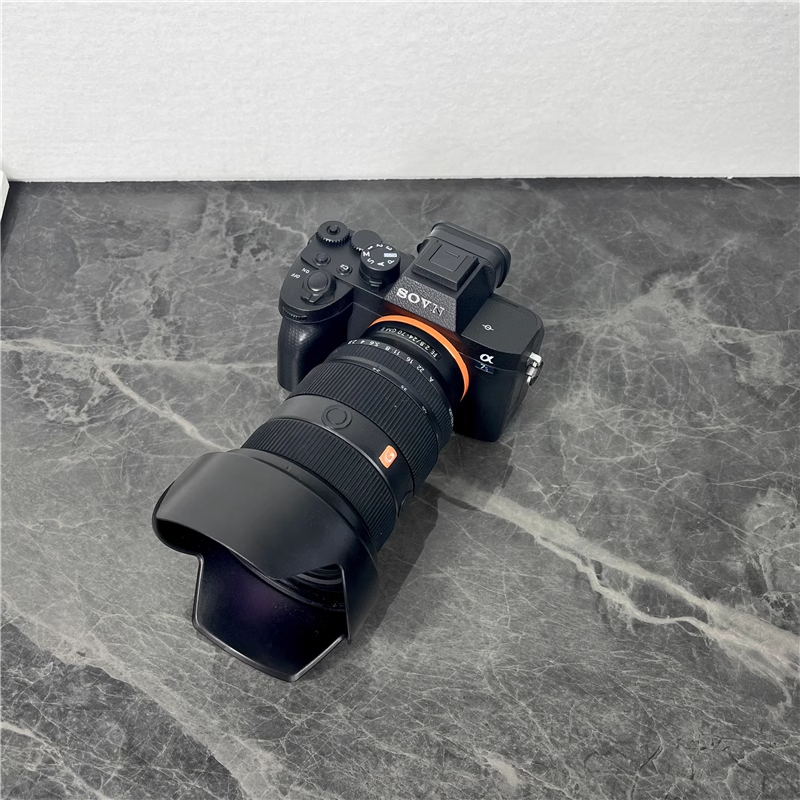 อุปกรณ์ประกอบฉาก พร็อพถ่ายสินค้า โมเดล (Model) SOVN A7 + FE 24-70 f/2.8 ...