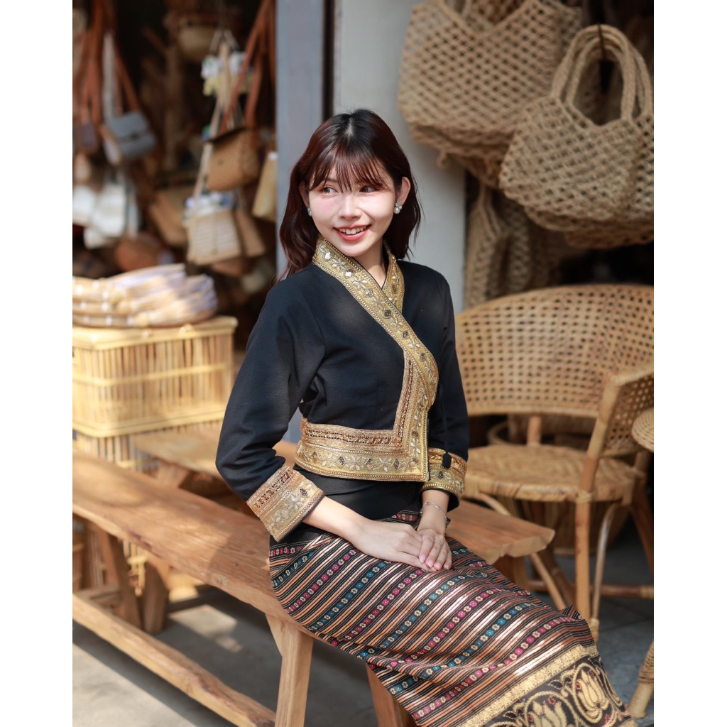 ชุดพื้นเมืองล้านนา เจ้านางโทนดำทอง ผ้าดิ้นแท้ ขับผิว พรางพุง ไซส์ XS-L มุมมองที่ 3