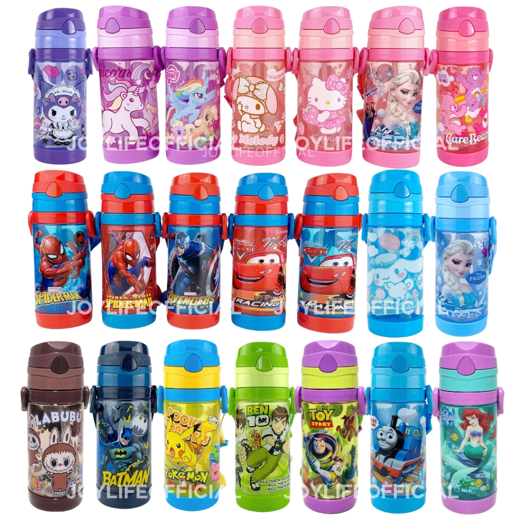 キッズ水筒 漫画柄 450ml ストロー付き 肩掛けベルト付き 携帯用ウォーターボトル ポップアップストロー BPA フリー