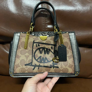 【極美品】コーチ　クラッチバッグ　サイドバッグ　ホースキャリッジ　ブラック大容量 coach มือสองแท้ ราคาพิเศษ | ซื้อออนไลน์ที่ Shopee ส่งฟรี