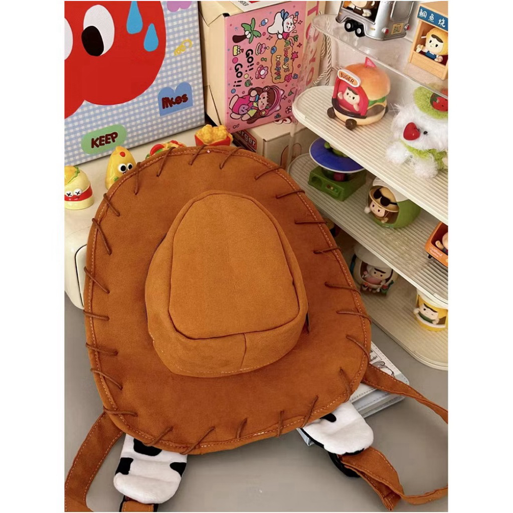 พร้อมส่ง ของใหม่ มือ1 กระเป๋าสะพายหลังทรงหมวกวู้ดดี้ หมวกคาวบอย ทอยสตอรี่ woody toy story งานดี หมวก