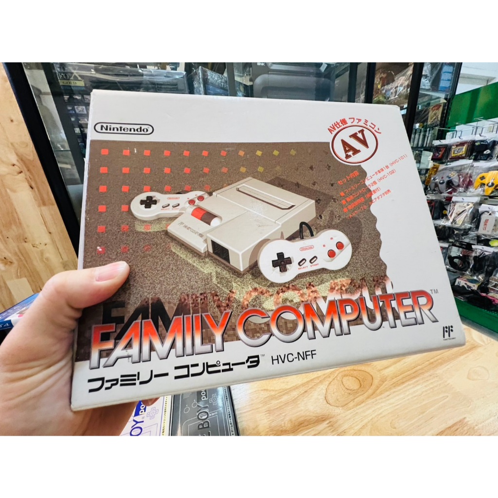 งานกล่อง Famicom AV รุ่นสุดท้าย มาในสภาพสวยสมบรูณ์มากๆ พร้อมจอย Dogbone ...