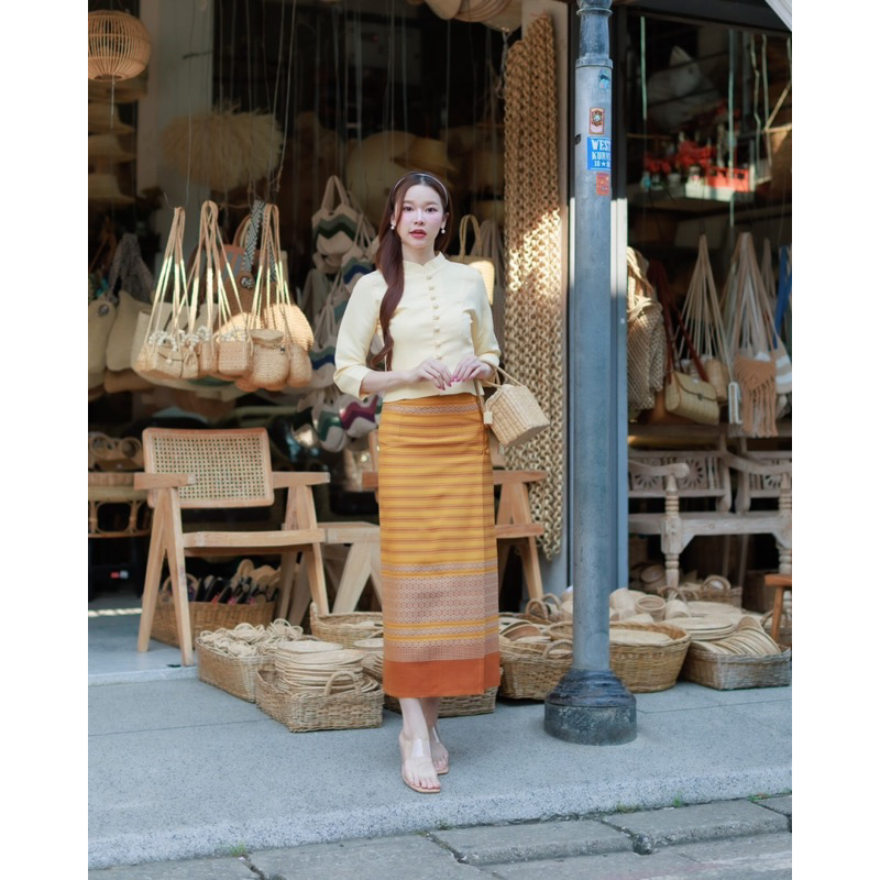 ชุดพื้นเมืองล้านนาสีเหลืองทอง งานอัดกาว ใส่แล้วขับผิว ราคา 1,250 มุมมองที่ 3