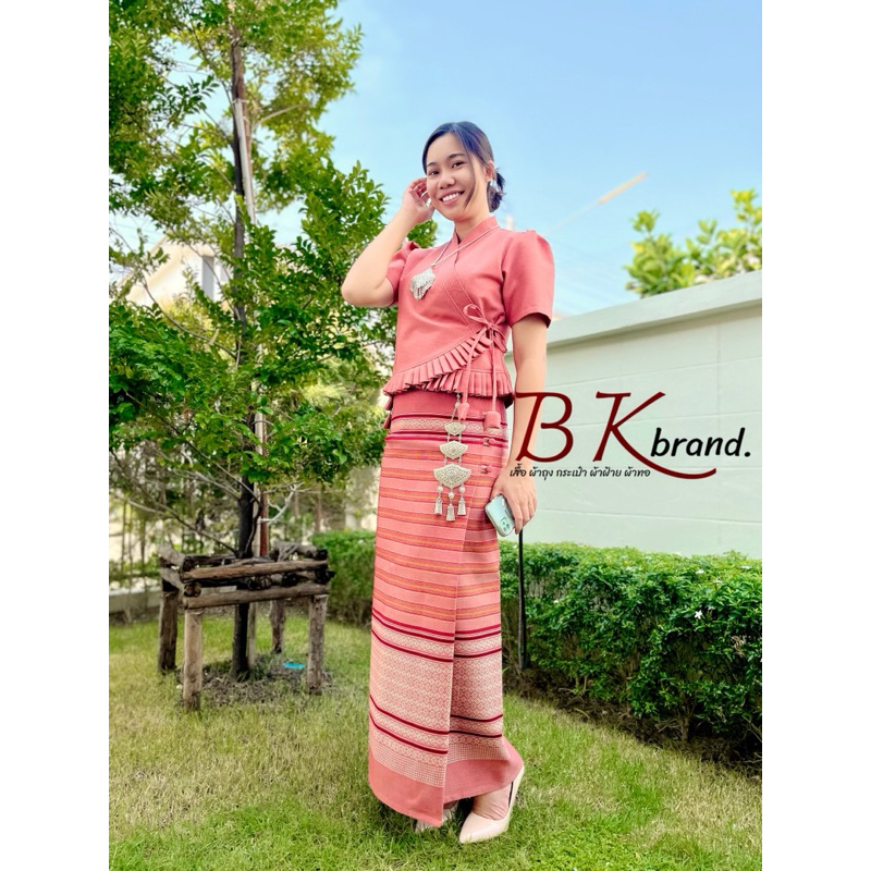 ชุดพื้นเมืองล้านนาผ้าฝ้ายทอลายยกดอกลำพูน สีส้มพีช อัดกาวทั้งชุด ใส่ได้ทุกงาน มุมมองที่ 3