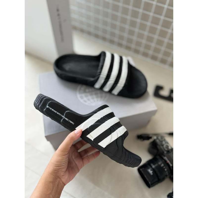ช้อป Adidas adilette 22 ง่าย ๆ บน Shopee | พ.ค. 2026