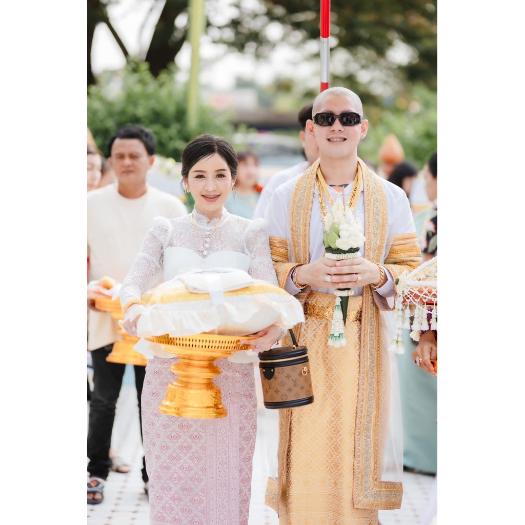 SIRA SIRI ชุดไทยแฟนนาค งานบวช เสื้อลูกไม้แขนยาว ผ้านิ่ม ผ้าถุงสำเร็จรูป มุมมองที่ 4