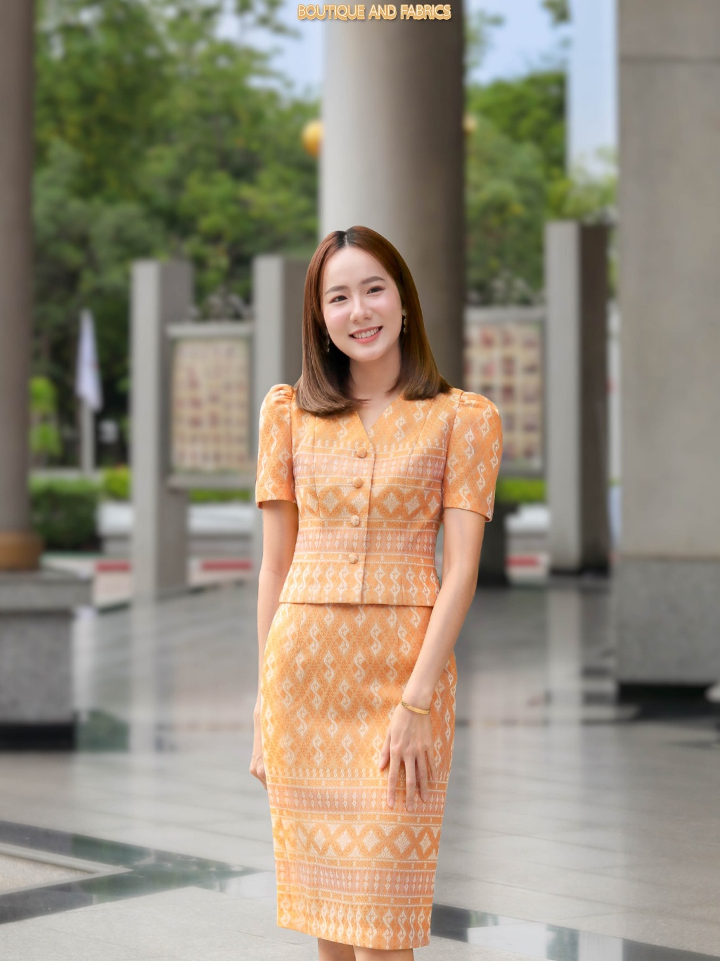 PANISA ชุดทำงานผ้าไทย No.8 สีเหลืองทอง ผ้าทอลายขอพระราชทาน ใส่แล้วดูดีมีระดับ มุมมองที่ 2