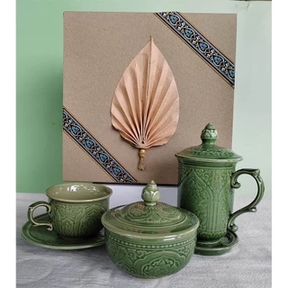 ของขวัญ ชุดกาแฟ ลายนางพญา สีเขียว บรรจุในกล่อง มี3เซ็ต คือ แก้วน้ำ ถ้วยกาแฟ ถ้วยของหวาน โอทอปลำปาง otoplampang photo