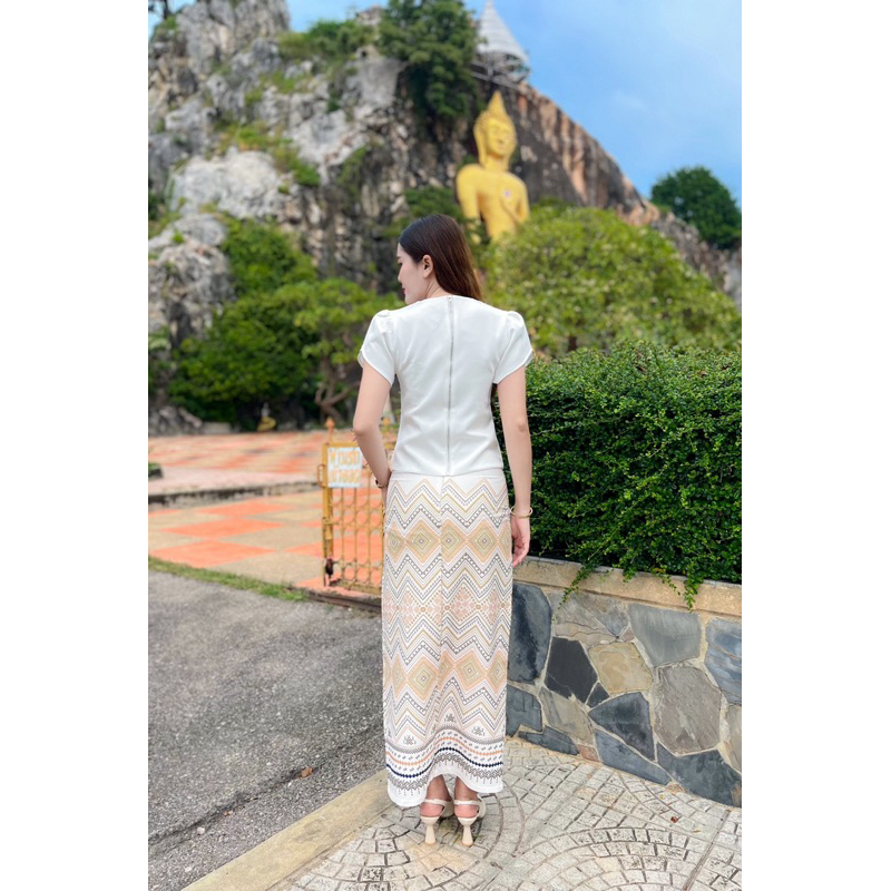 เซตผ้าไทยเสื้อแขนกลีบบัวสีขาว ผ้าถุงครีม ใส่ไปวัด งานบวช งานแต่ง หรูดูแพง มุมมองที่ 5