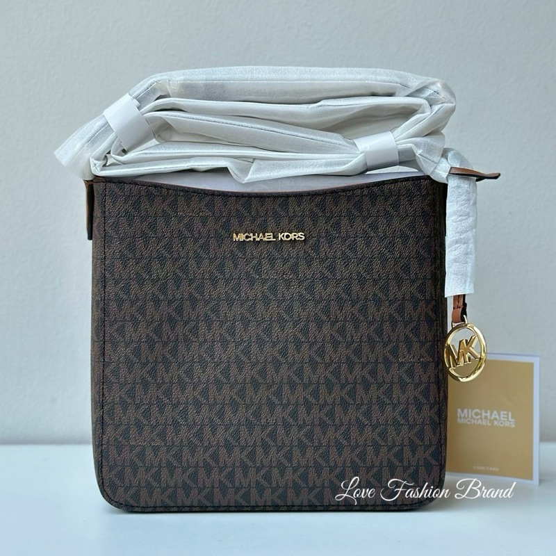0 100 MK Jet Set Travel Small Signature Logo