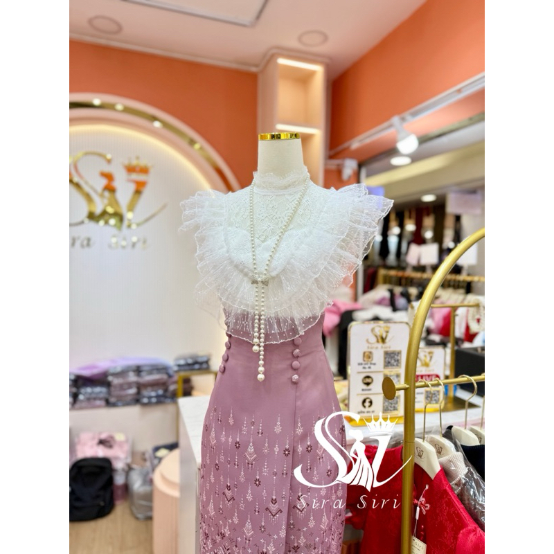 Sira Siri ชุดไทยทำบุญ เสื้อลูกไม้ขาว ผ้าถุงทรงเอวสูงสีนุ้ด เรียบหรูทันสมัย มุมมองที่ 4