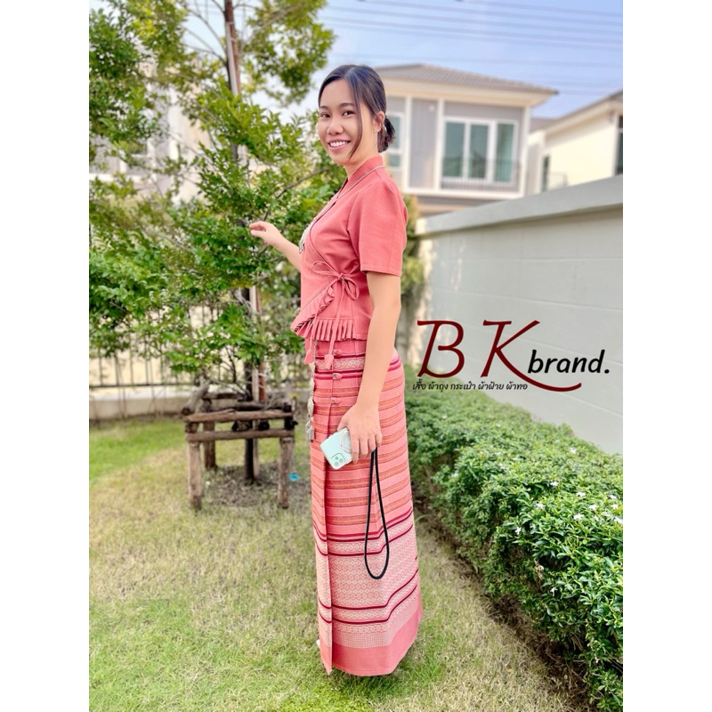 ชุดพื้นเมืองล้านนาผ้าฝ้ายทอลายยกดอกลำพูน สีส้มพีช อัดกาวทั้งชุด ใส่ได้ทุกงาน มุมมองที่ 4