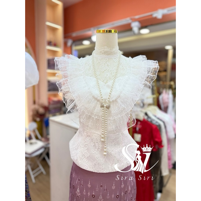 Sira Siri ชุดไทยทำบุญ เสื้อลูกไม้ขาว ผ้าถุงทรงเอวสูงสีนุ้ด เรียบหรูทันสมัย มุมมองที่ 5
