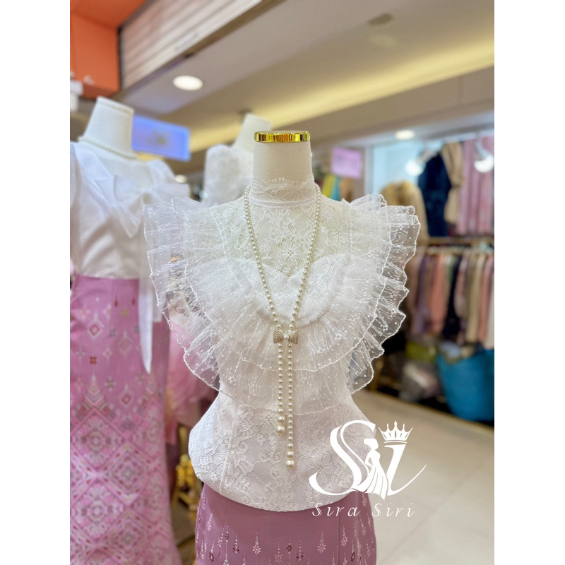 Sira Siri ชุดไทยทำบุญ เสื้อลูกไม้ขาว ผ้าถุงทรงเอวสูงสีนุ้ด เรียบหรูทันสมัย มุมมองที่ 6