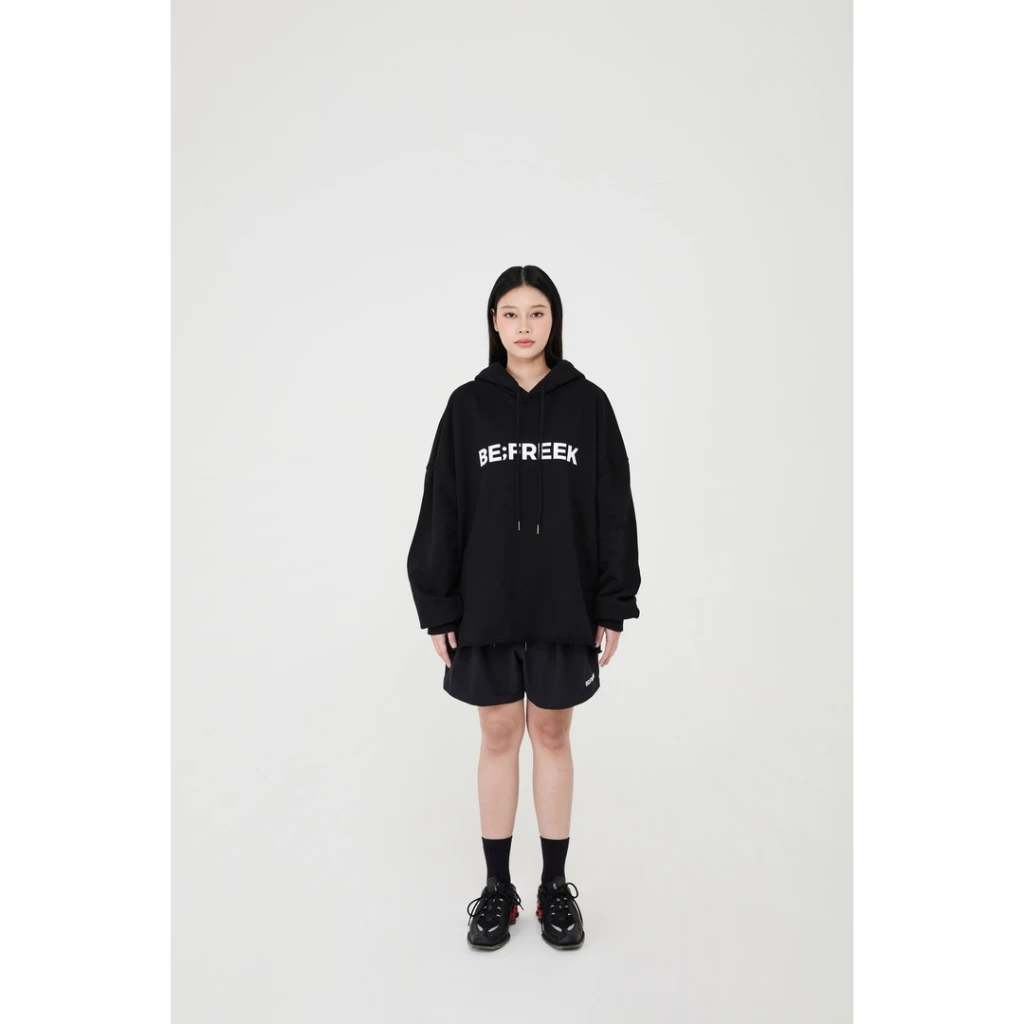 BE;FREEK BLACK Basic Logo Hoodie (Available Now) เสื้อฮู้ดดี้ โลโก้ สีดำ https://wayoza.com