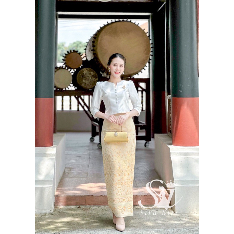 Sira Siri ชุดไทยคอวี ทรงครอป ผ้าใหม่ แต่งกระดุมน่ารัก ครบเซ็ท พร้อมผ้าถุงทอลาย มุมมองที่ 4