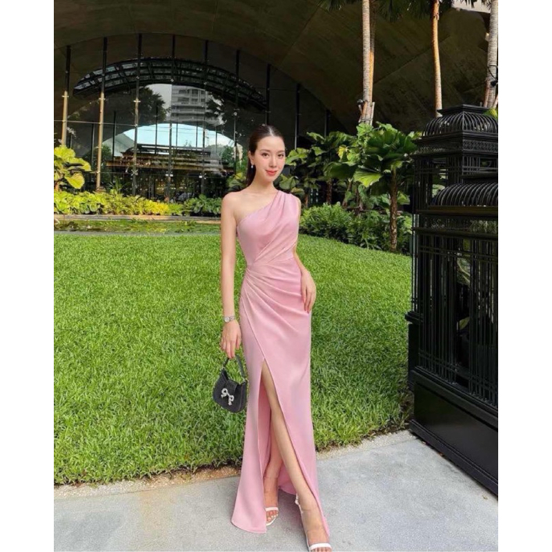 เดรสราตรีไหล่เดียวผ่าหน้า ผ้าซาตินเงา ทรงสวย พรางพุง 5 สี S/M/L มุมมองที่ 2