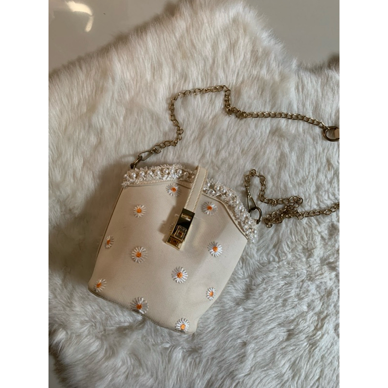 กระเป๋าทรงขนมจีบ ปักลายเดซี่ | Shopee Thailand