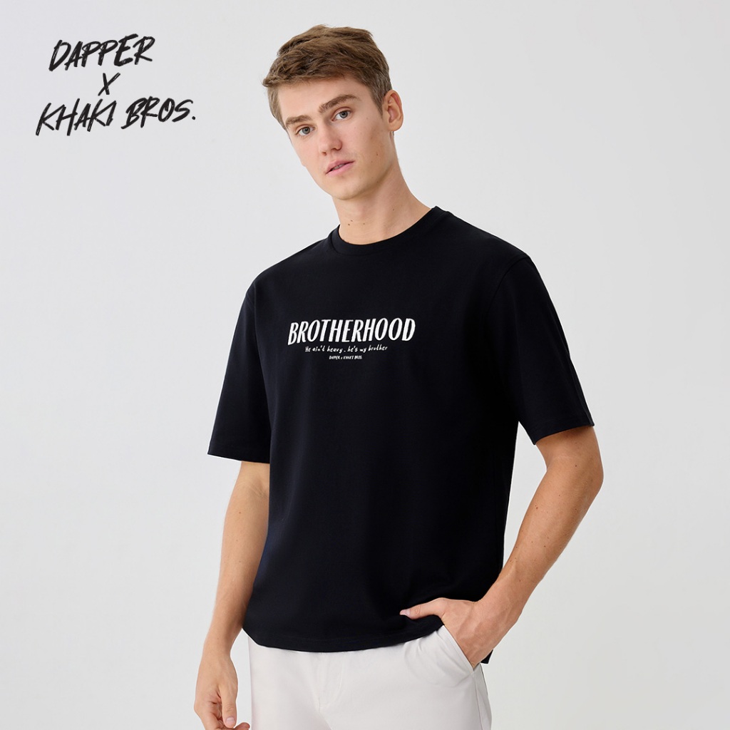 Dapper X Khaki Bros. เสื้อยืด BROTHERHOOD Print สีดำ (KR/BK/2007KB ...