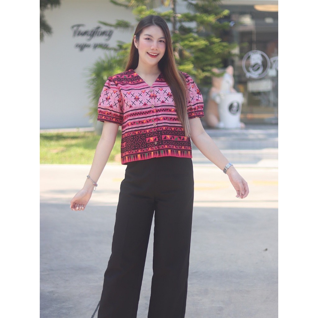เสื้อผู้หญิงแขนตุ๊กตาคอวี กระดุมกะลาแกะได้ทุกเม็ด ผ้าฝ้ายพิมพ์ลาย