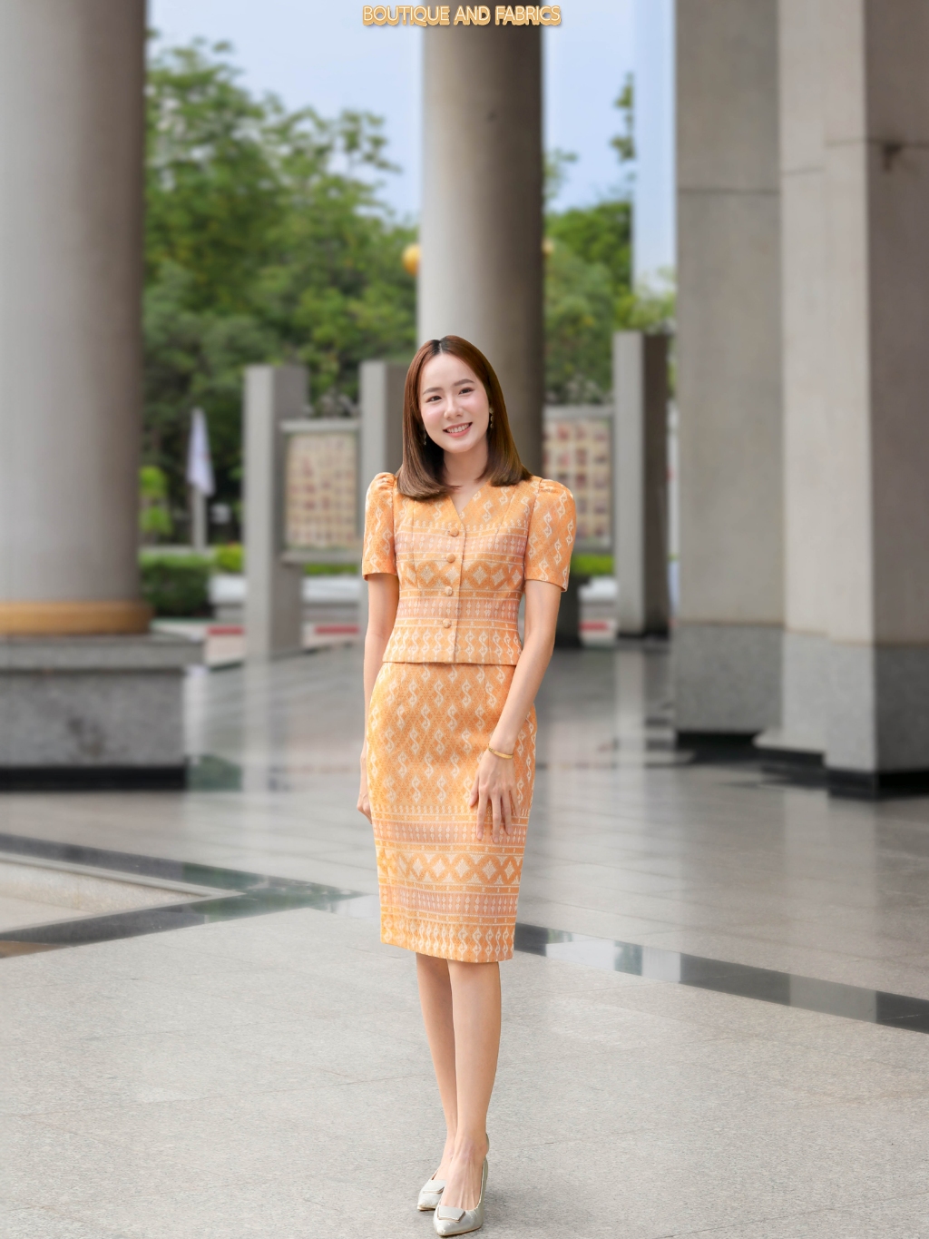 PANISA ชุดทำงานผ้าไทย No.8 สีเหลืองทอง ผ้าทอลายขอพระราชทาน ใส่แล้วดูดีมีระดับ มุมมองที่ 6