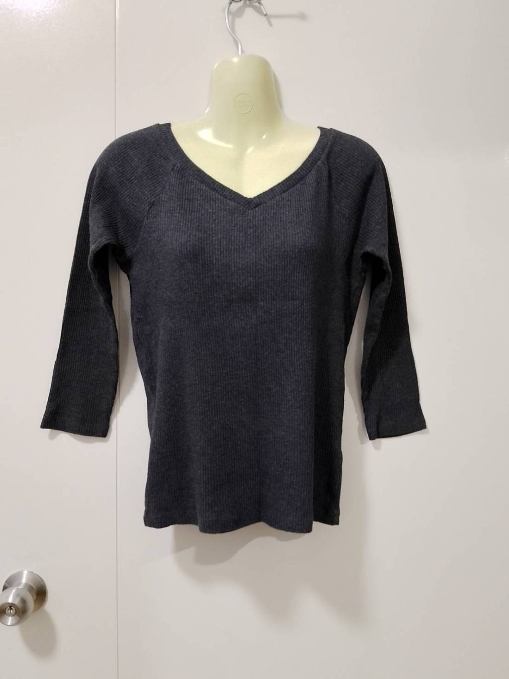 เสื้อยืดผ้าร่อง Uniqlo (SizeM) สีเทาดำ Shopee Thailand