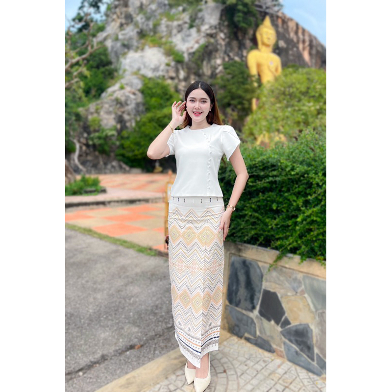 เซตผ้าไทยเสื้อแขนกลีบบัวสีขาว ผ้าถุงครีม ใส่ไปวัด งานบวช งานแต่ง หรูดูแพง มุมมองที่ 3