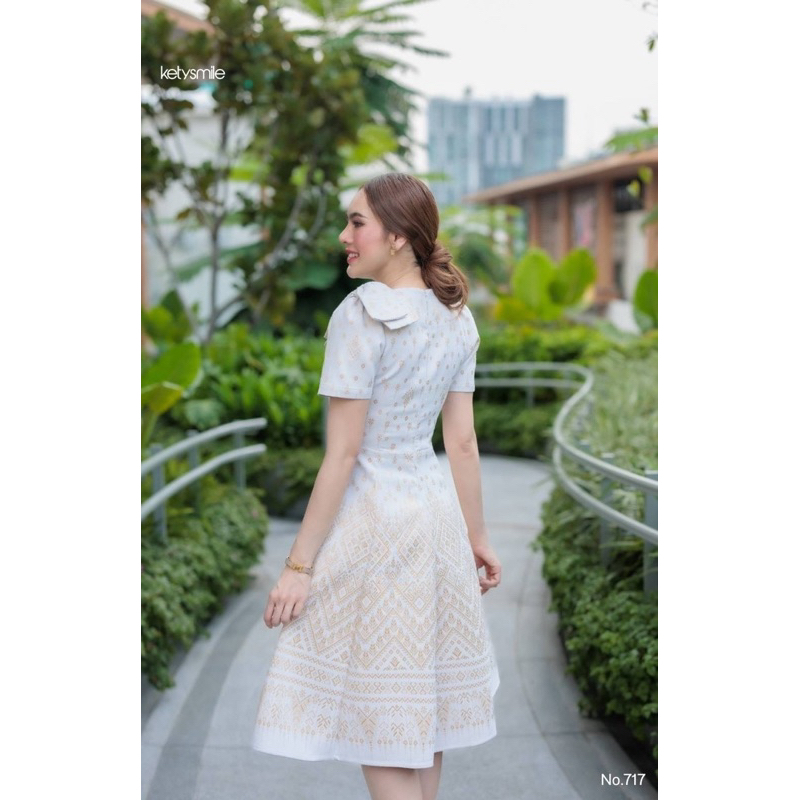 เดรสผ้าไทยสีขาวงาช้างทรงกั๊กแต่งโบว์ไหล่ ลายเทียนหยด สวยหรู พร้อมส่ง มุมมองที่ 5