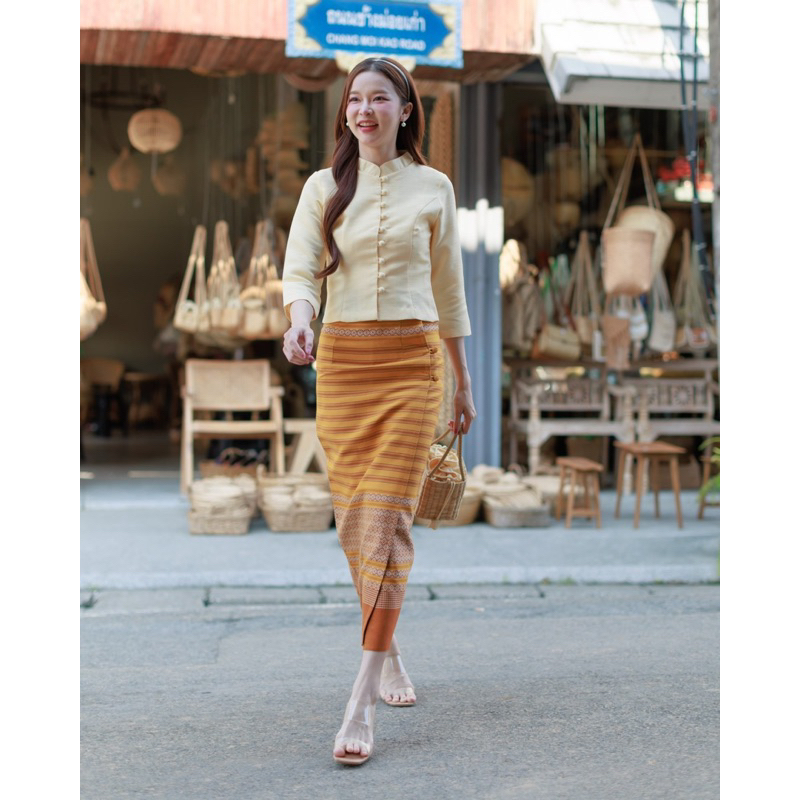 ชุดพื้นเมืองล้านนาสีเหลืองทอง งานอัดกาว ใส่แล้วขับผิว ราคา 1,250