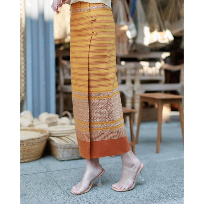 ชุดพื้นเมืองล้านนาสีเหลืองทอง งานอัดกาว ใส่แล้วขับผิว ราคา 1,250 มุมมองที่ 2